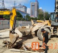 美女骚货鸡巴操逼视频高温下的坚守｜道路建设者用汗水铺就畅通路